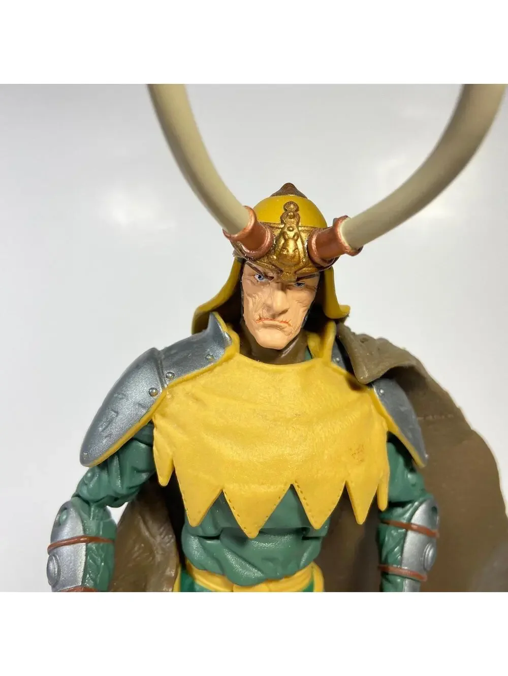 8.5” 2006 Toy Biz Marvel Legends (Long Horn) Loki Figure - COMPLETE / READ DESC.